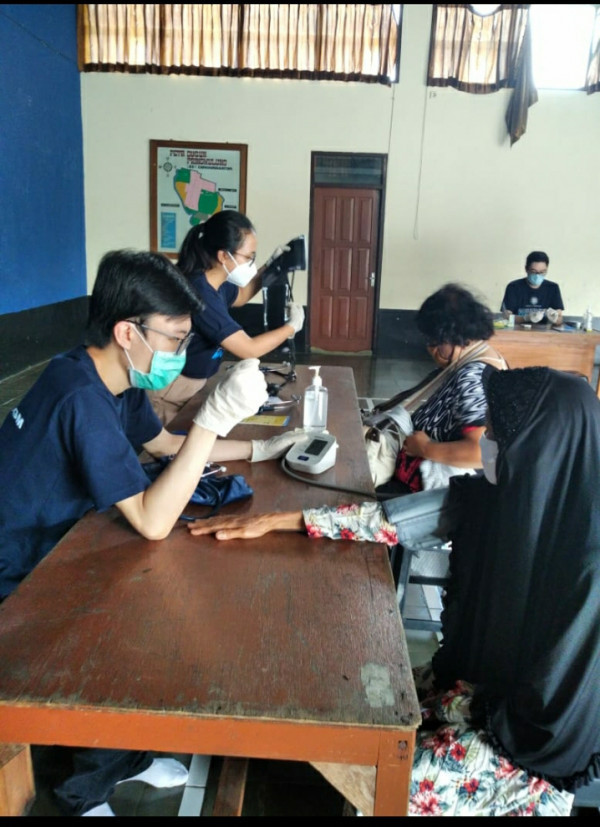 Swksi Kesehatan, pemantauan gula darah oleh Mas dan mbak KKN UGM fak kedokteran,